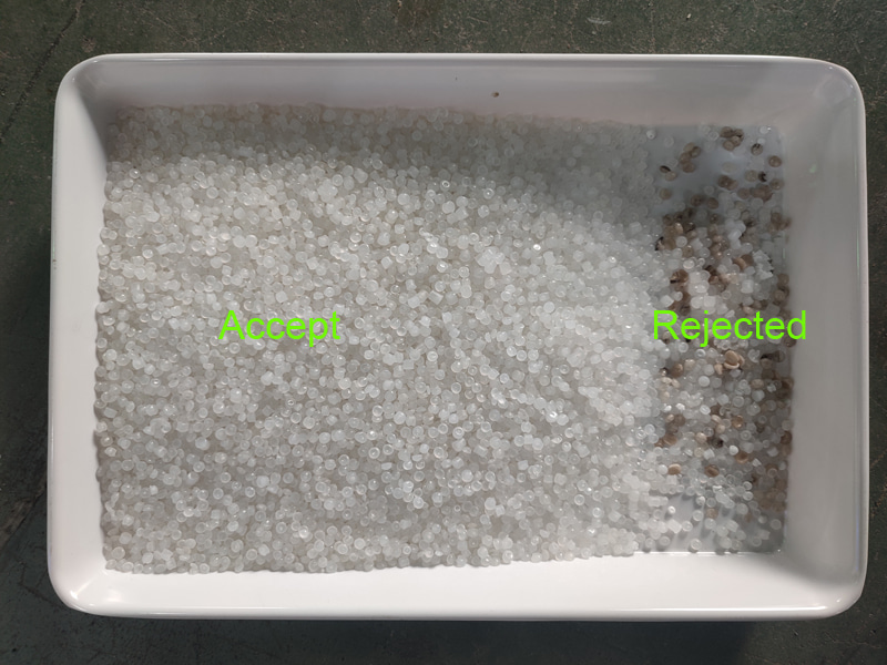 Il selezionatore di colori in granuli di plastica TOPSORT mantiene il bianco puro rifiutando altri colori