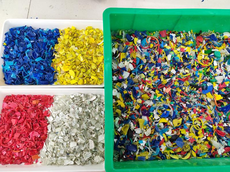 I clienti sauditi esplorano le soluzioni di selezione per colore della plastica di Topsort durante la visita in fabbrica