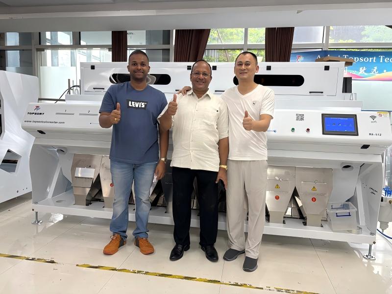 Benvenuti clienti stranieri in visita alla fabbrica di selezionatrici di colori TopSort per testare la selezione delle noci di cocco