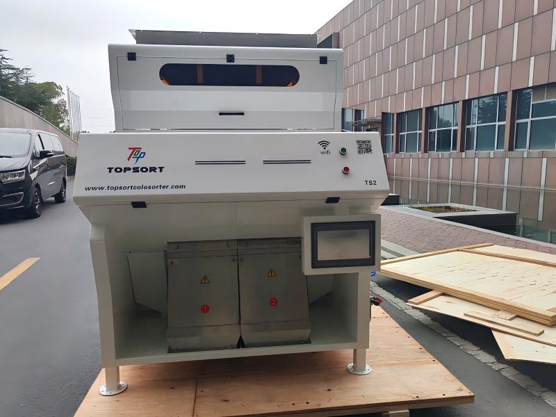 Test e ispezione accurata della selezionatrice per colori prima della spedizione