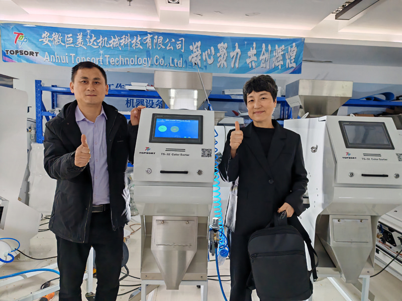 Diamo il benvenuto ai clienti coreani per una visita in fabbrica per testare la selezionatrice di colore per semi di sesamo.